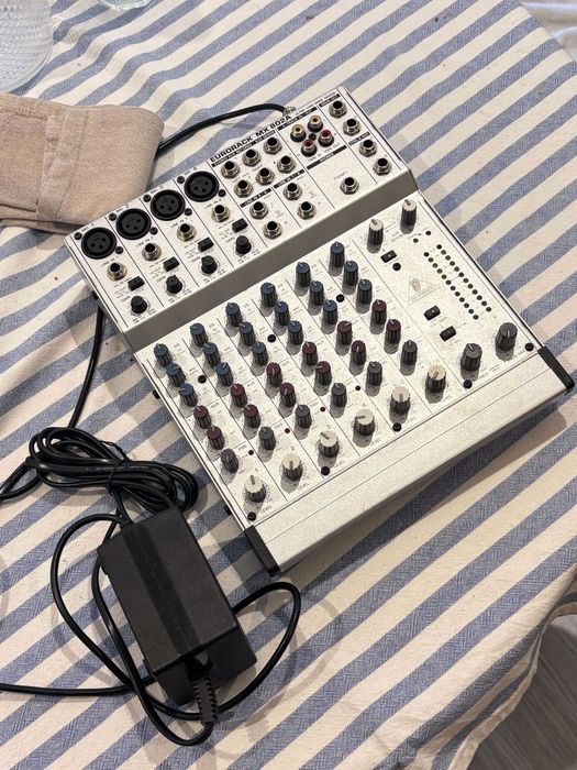 Mesa de Mistura Behringer Eurorack MX802A