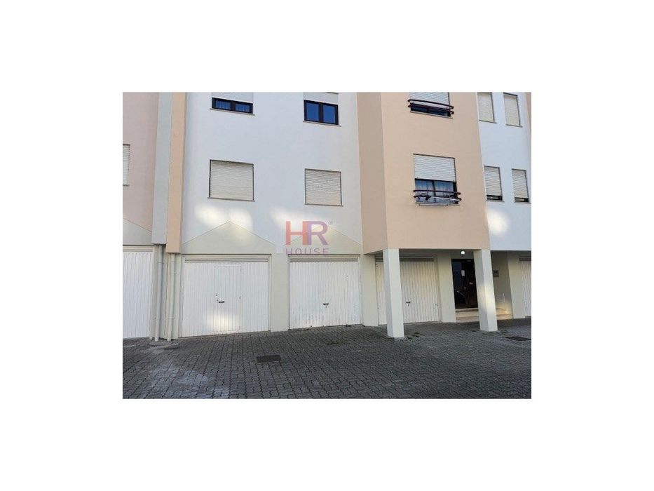 Apartamento T2 mobilado e equipado com garagem em Coimbra.