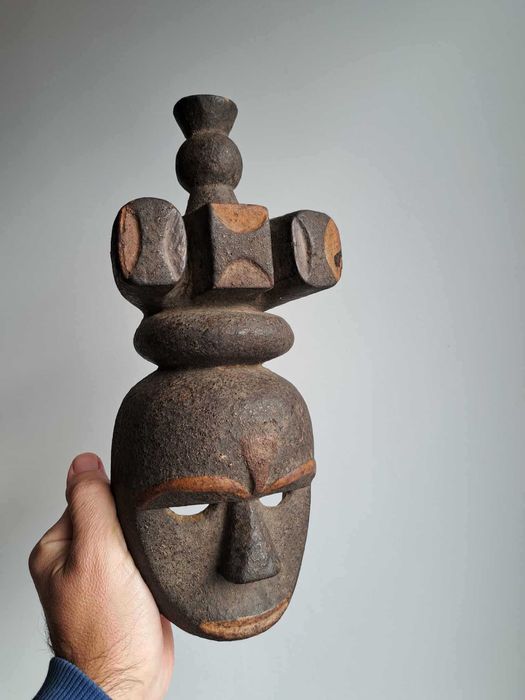 Máscara africana tribal de madeira, Nigéria. Antiga.