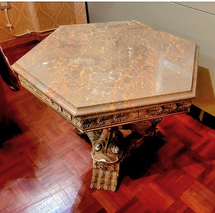 Mesa de apoio em madeira talhada