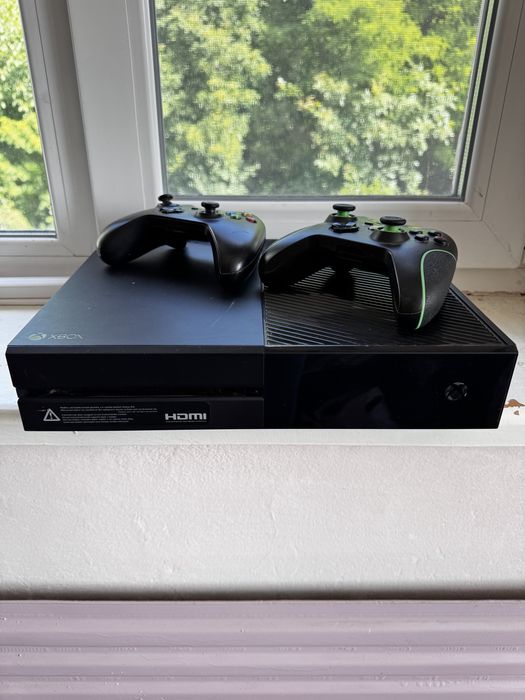 Xbox one  + 2 джойстика