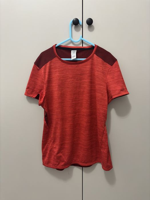 Czerwona koszulka sportowa 158
