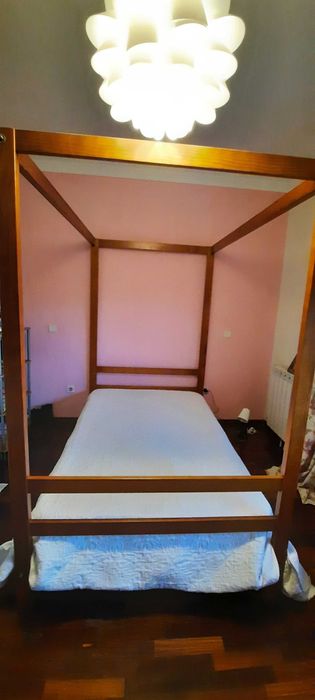 Cama de madeira com dossel