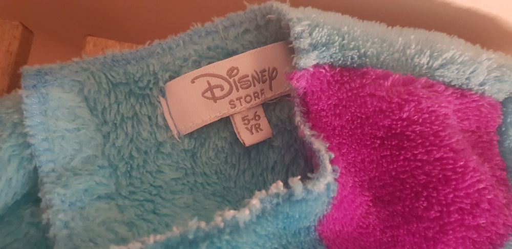 Fantasia de Carnaval Monster da Disney. Também vendo as luvas por 10.