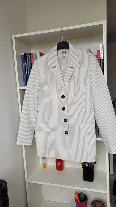 Marynarka biała w czarne paski zapinana na czarne guziki kieszenie