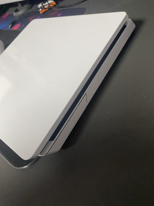 PlayStation 4 Slim em ótimo estado