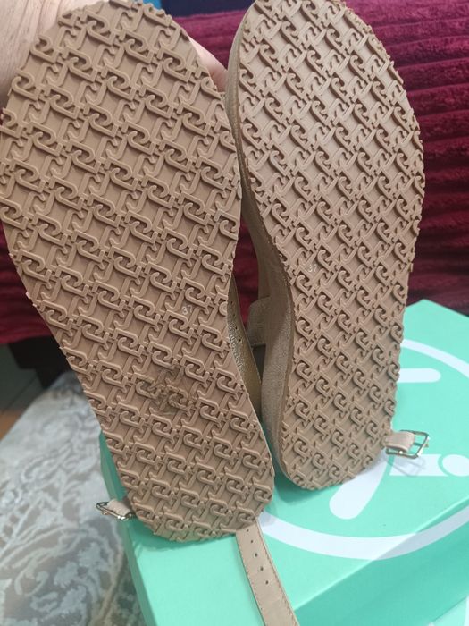 Продам босоніжки