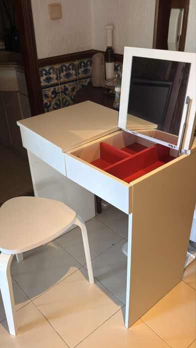 Tocador IKEA com oferta de cadeira