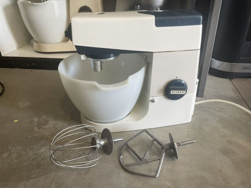 Кухонний комбайн KENWOOD CHEF моделі A701A  з чашою та двома насадками