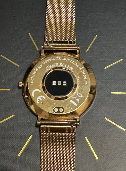 Smartwatch Maxcom FW27 Selen Gold na złotej bransolecie mesh.
