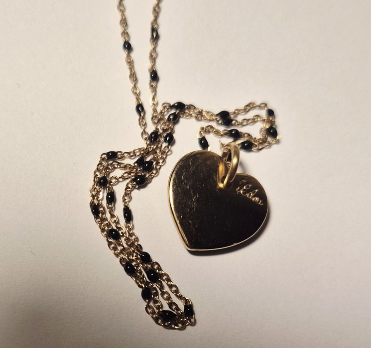 Lilou naszyjnik z zawieszką serce pozłacane z czarną emalią