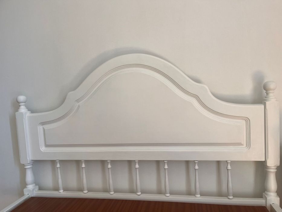 Cama (corpo e meio) resistente + mesa cabeceira