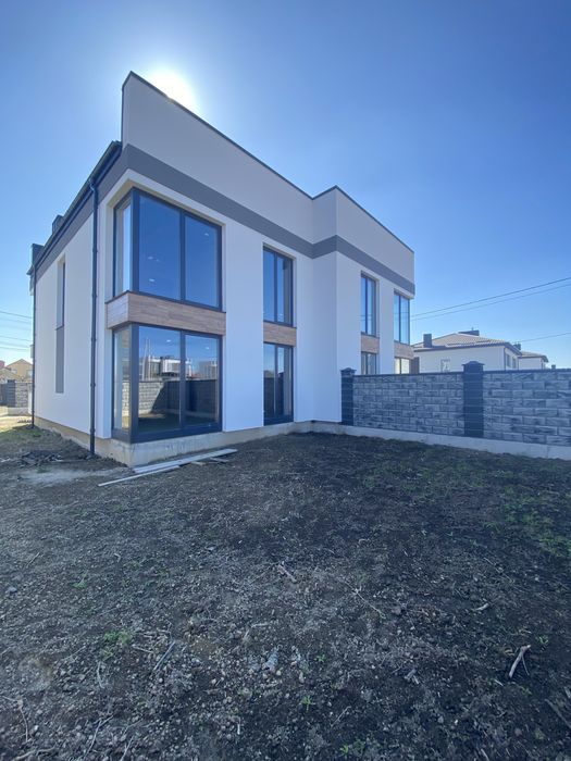 Продається котедж на Щасливому