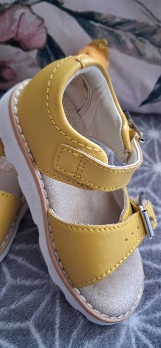 Sandałki dziewczęce marki Clarks.