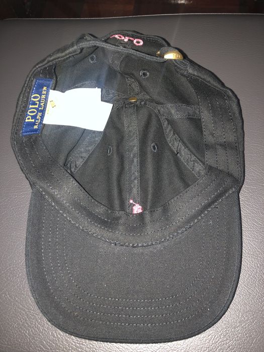 Bone preto com simbolo vermelho