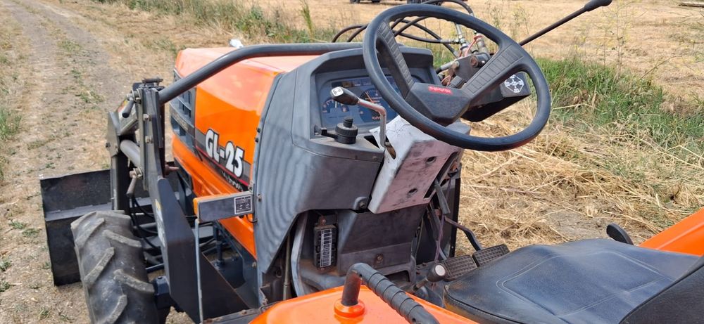 Tratror kubota com carregador frotal e frese