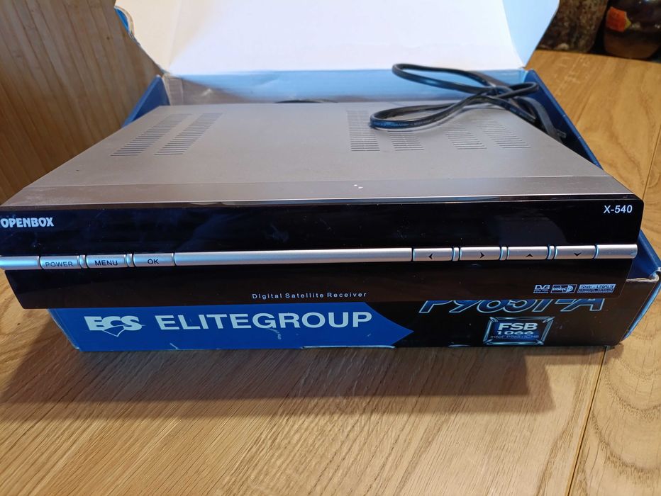 спутниковый ресивер, маршрутизатор  и DVD плеер ( см.фото )