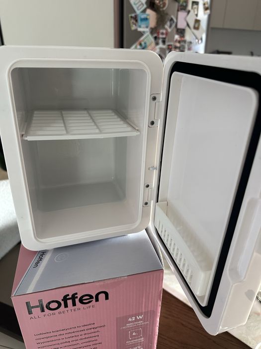 Lodówka na kosmetyki z lusterkiem