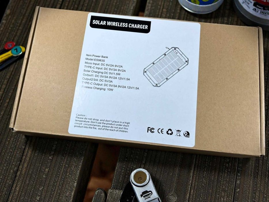 Powerbank de 30000mAh com painel solar, lanternas LED e carregamento sem fios