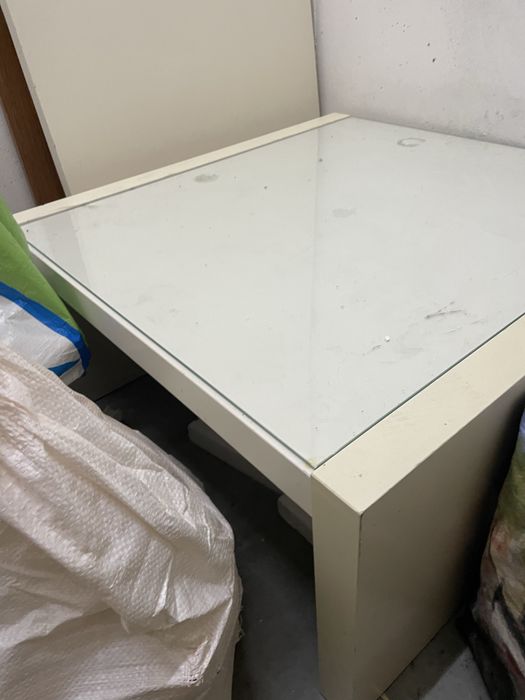 Mesa de apoio branca com tampo de vidro