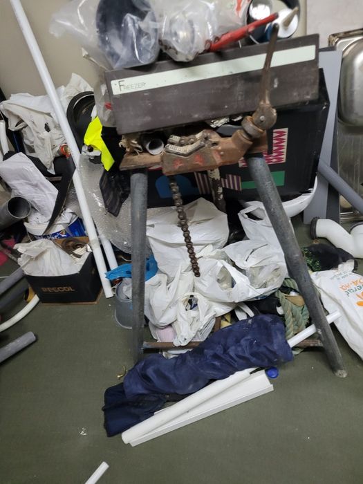 Recheio de armazém de canalizador com muito material