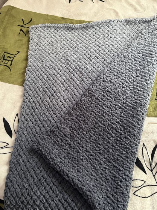 Вʼязаний плед ручноі роботи