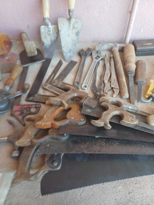 Conjunto de ferramentas, antigas e sobretudo de carpinteiro