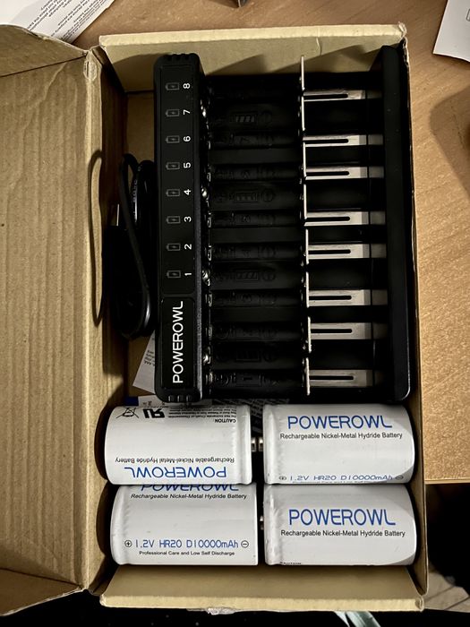 Комплект POWEROWL: Розумний зарядний пристрій на 8 слотів + 4 потужні акумулятори D (HR20) 10000 mAh