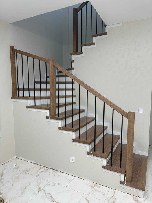 Обшивка бетонних сходів деревом сучасний дизайн Львів. Огородження