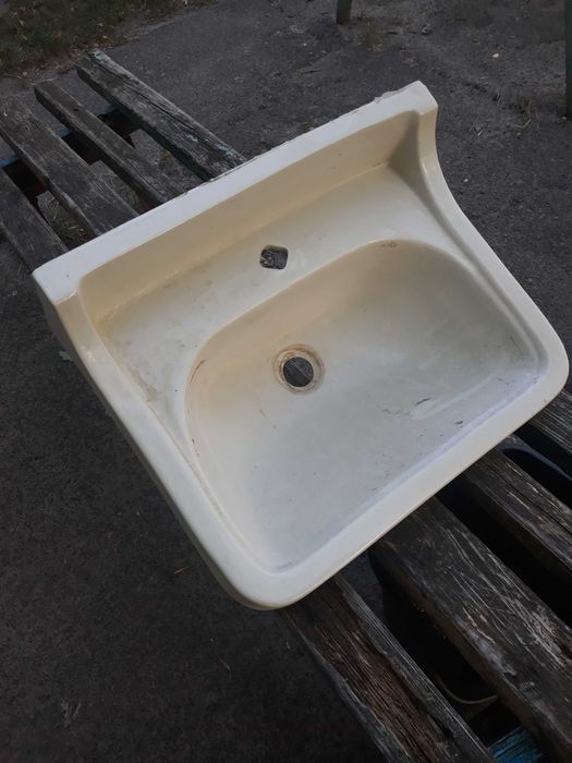 Умивальник 650х470 мм.  520 х 410 мм.   Шланг  води 150 см до праль