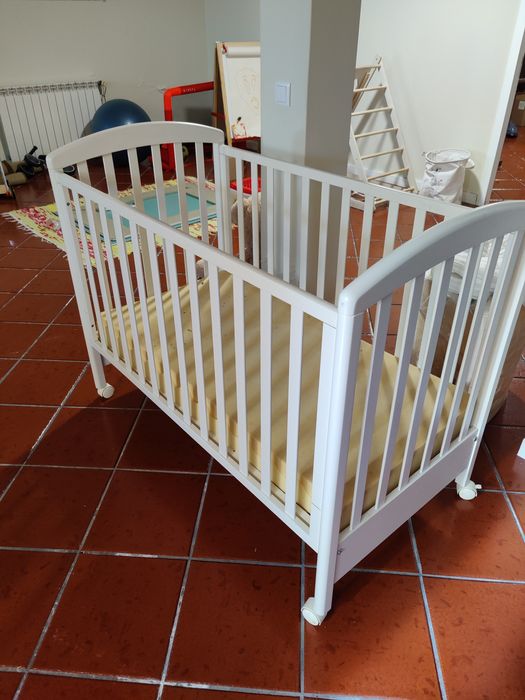 Berço em bom estado de conservação