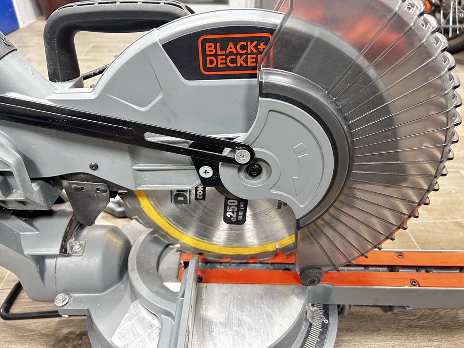 Пила тoрцювальна Black+Decker BES710 (торцовочная пила)