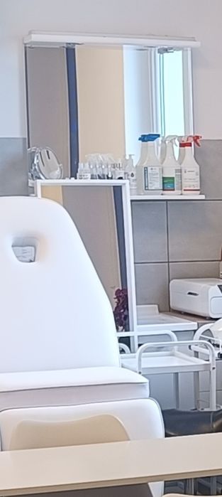 Pomocnik kosmetyczny stolik biały drewno