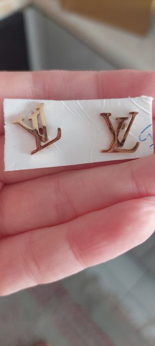 Brincos novos LV dourados