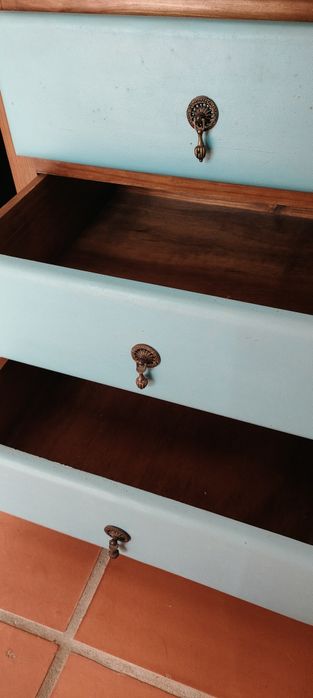 Cómoda vintage  em madeira –  gavetas azul turquesa
