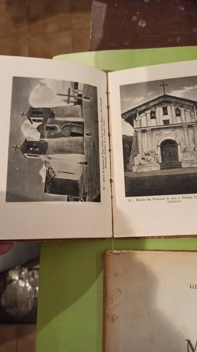Diversos livros sobre arte e arquitetura.