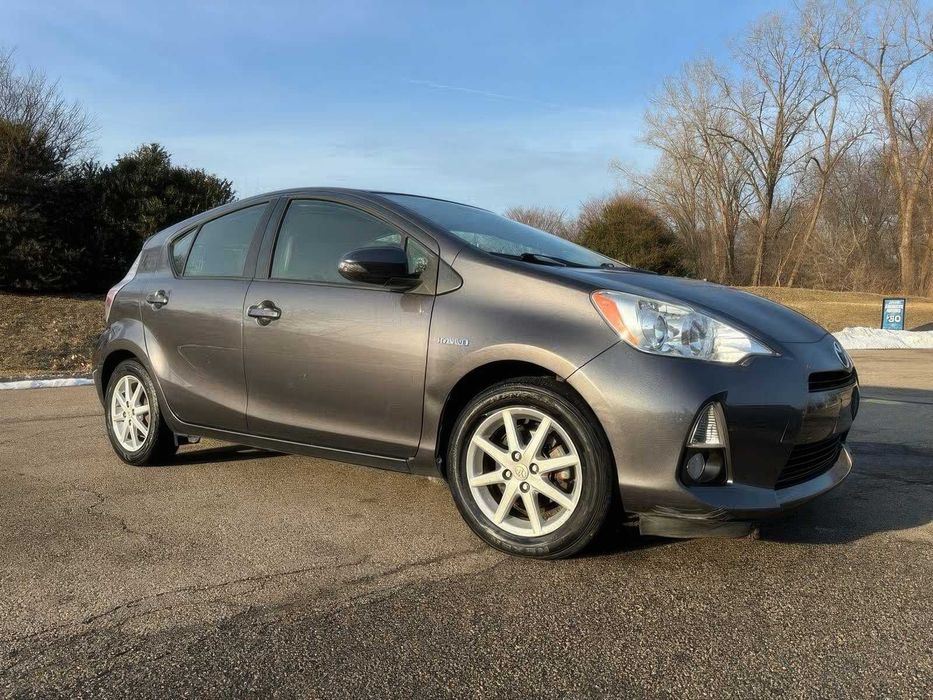 Toyota Prius c Four      2014