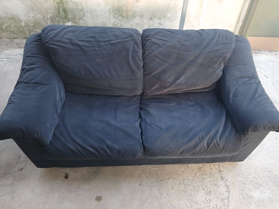 Sofá em veludo preto 2 lugares