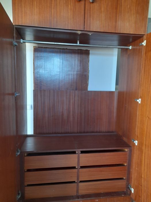 Roupeiro grande castanho