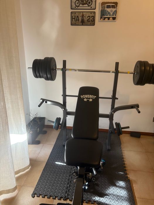 Banco supino com barra, halteres e pesos