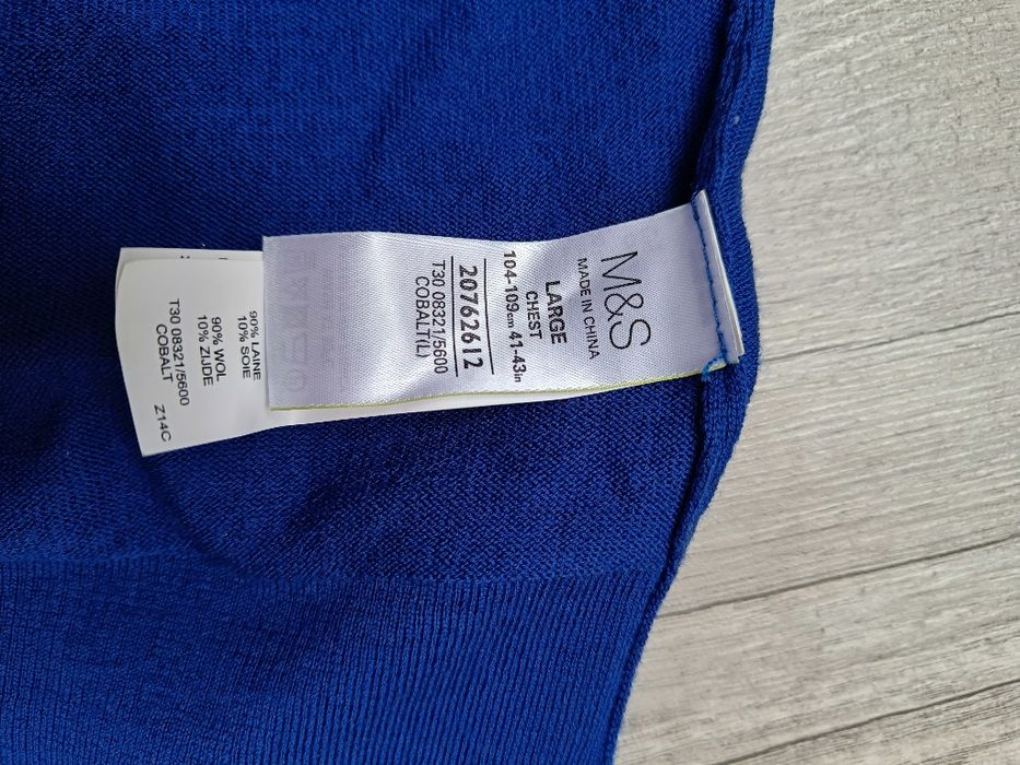 Niebieski sweter męski w serek, Marks & Spencer, rozm L / 40