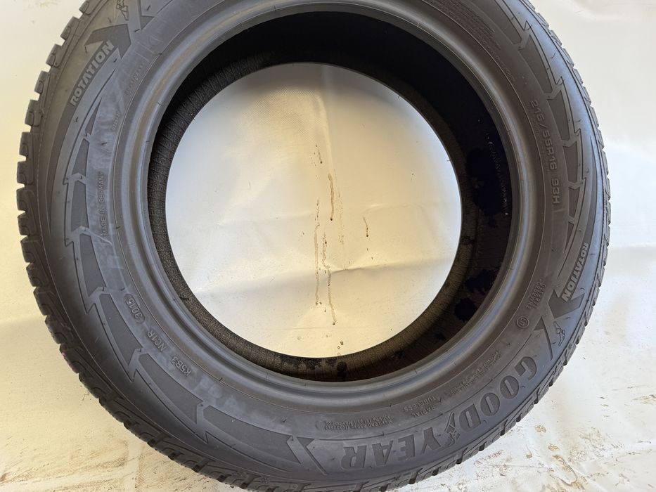 215/55/16 Goodyear UltraGrip Performance Gen-1 93H (573)
