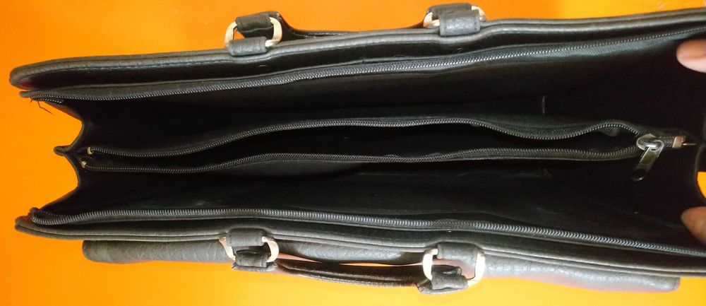 Продам портфель (деловой)