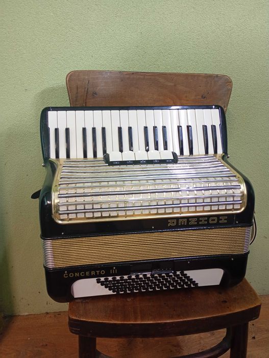 Akordeon Hohner 72 bas .