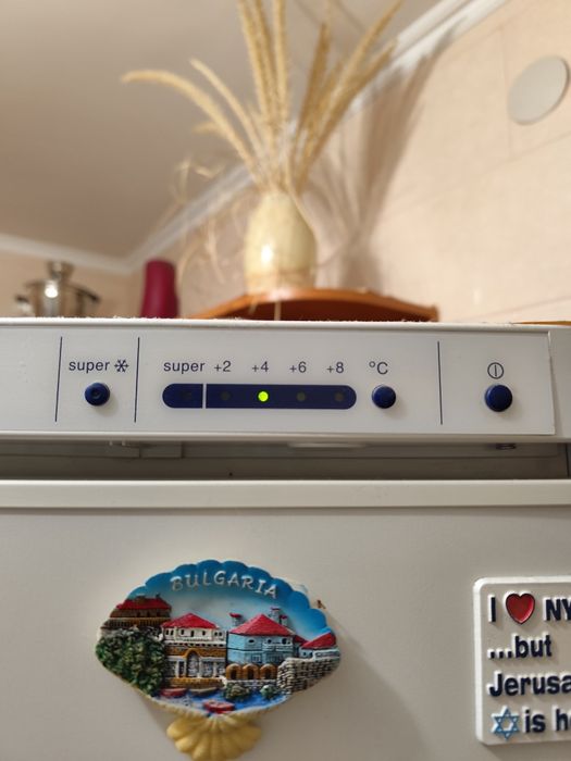 Холодильник Бош 2003 року працює