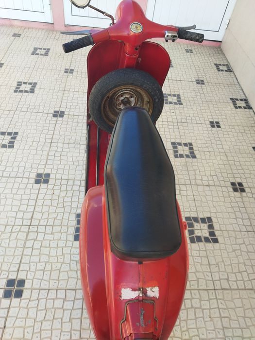 Vespa 50s com documento único a trabalhar símbolo quadrado.