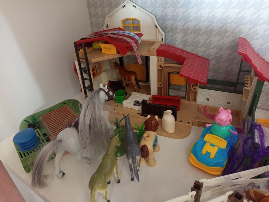 Sprzedam stajnie koni Playmobil
