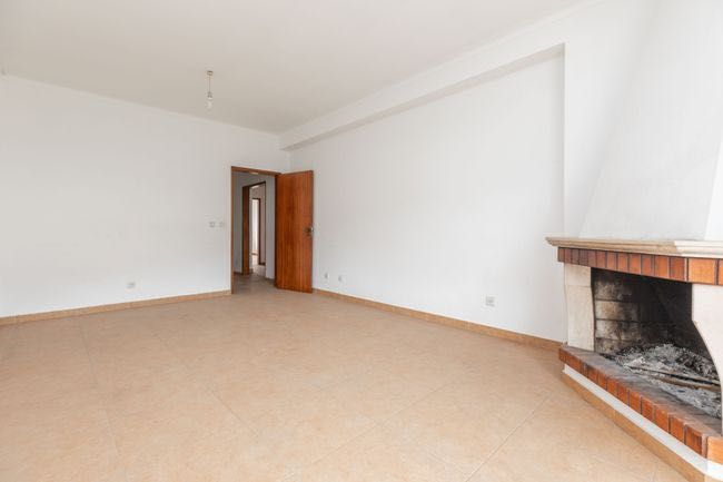 Apartamento T3 com varanda e vista desafogada (Lousã)
