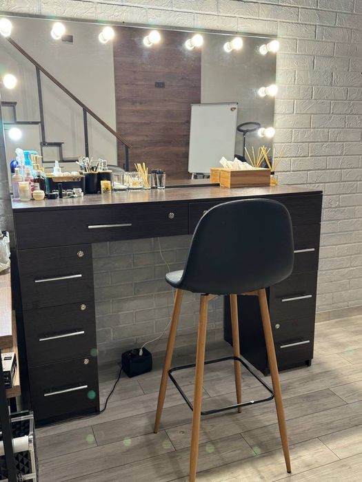 Продам гримерный стол для визажиста