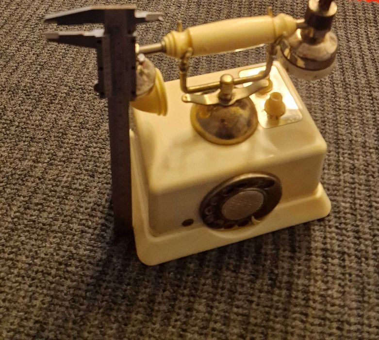 Isqueiro a gasolina e rádio em formato de telefone